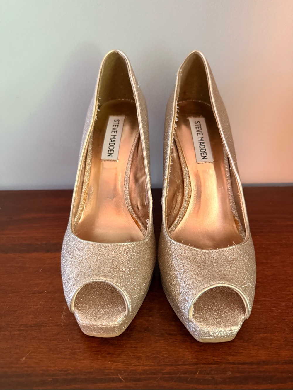 Steve Madden Y2K glam p-kelle gold glitter platform peep-toe heels. Size 8